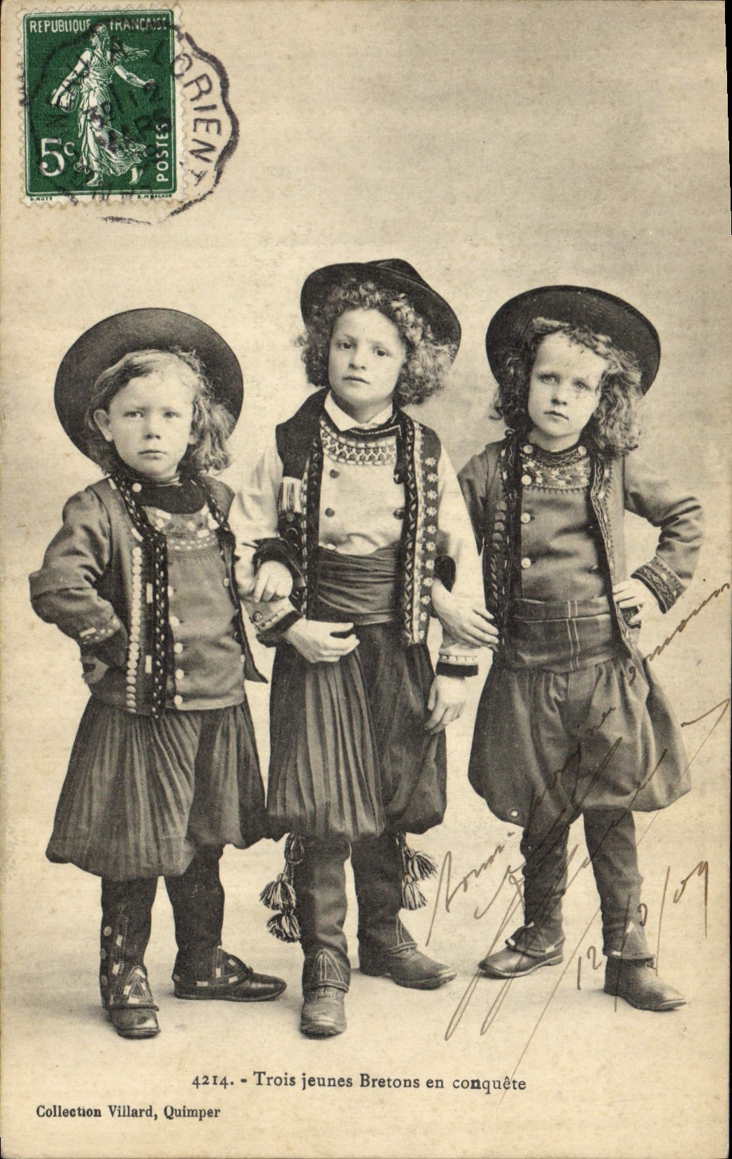CPA Folklore Trois Jeunes Bretons en conquete