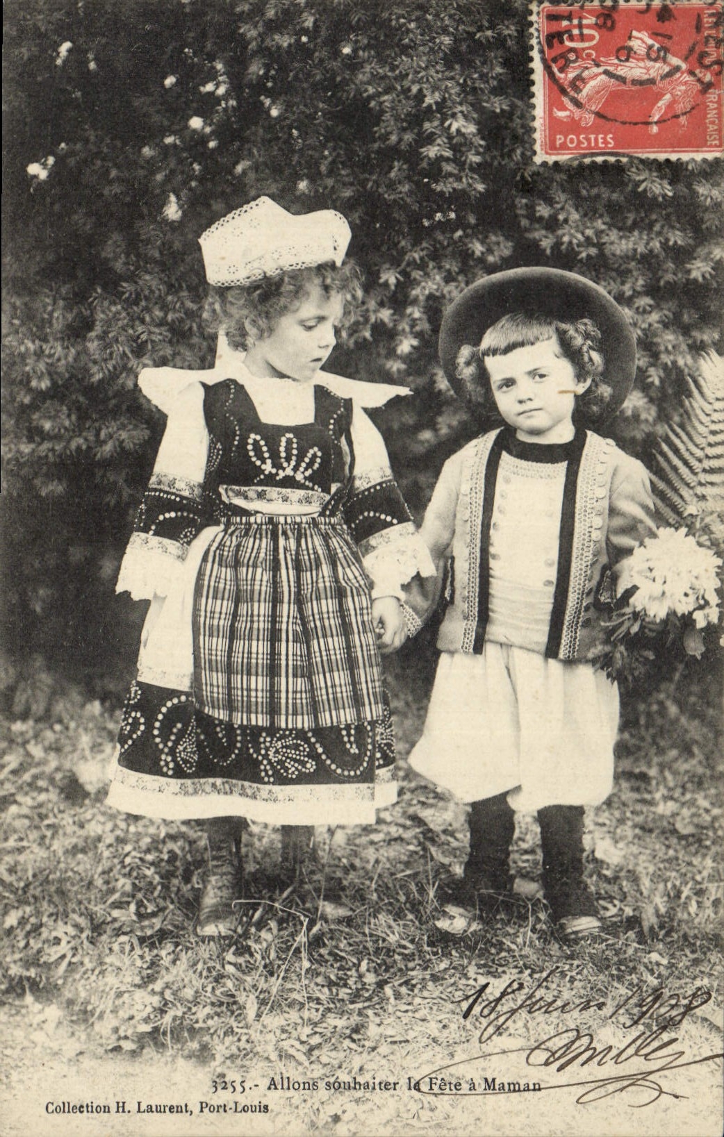 CPA Folklore Allons souhaiter la fete a Maman Enfants