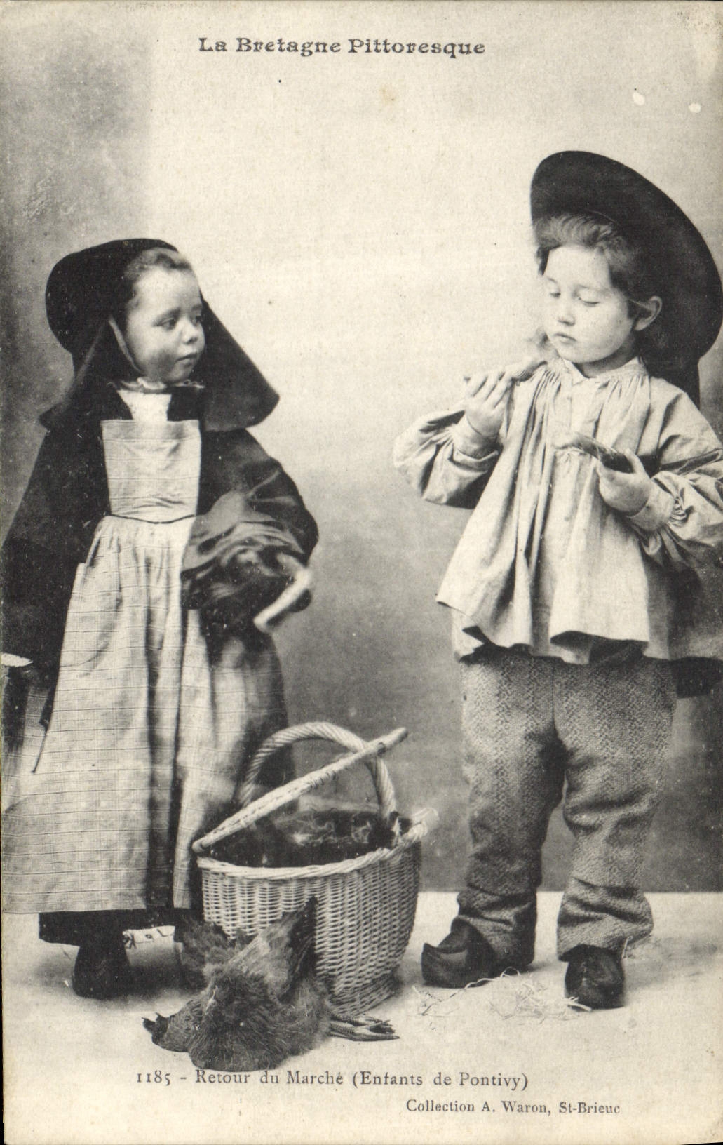 CPA Folklore Retour du marche Enfants de Pontivy
