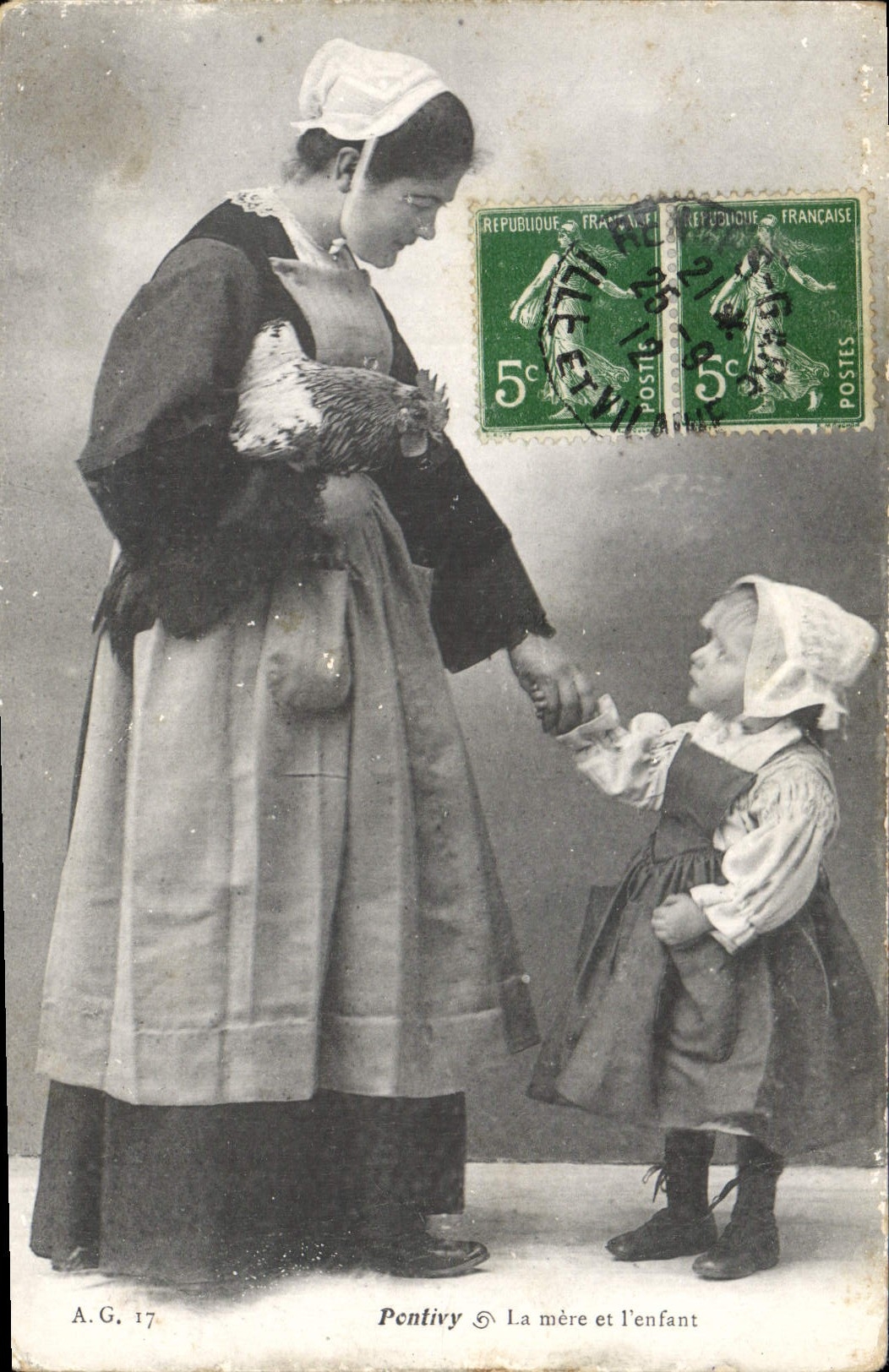 CPA Folklore Pontivy La mere et l'enfant