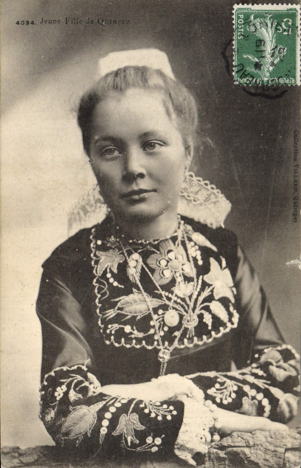 CPA Folklore Jeune fille de Quimper