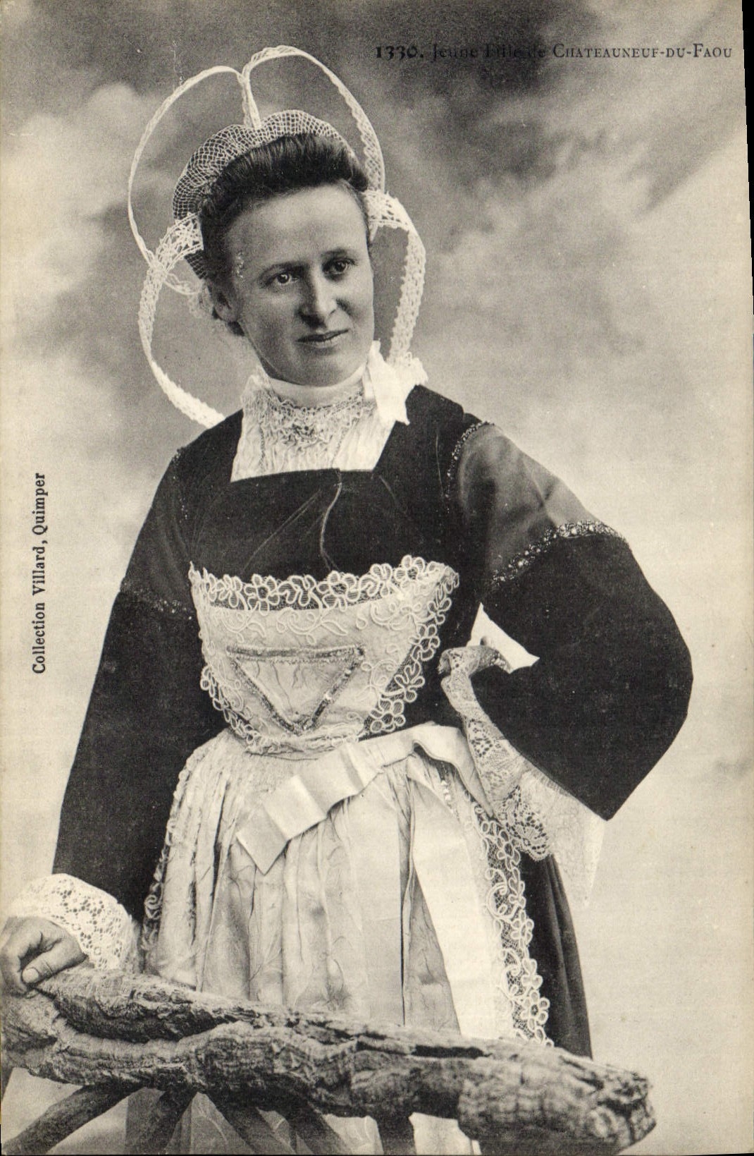 CPA Folklore Jeune fille de Chateauneuf du Faou