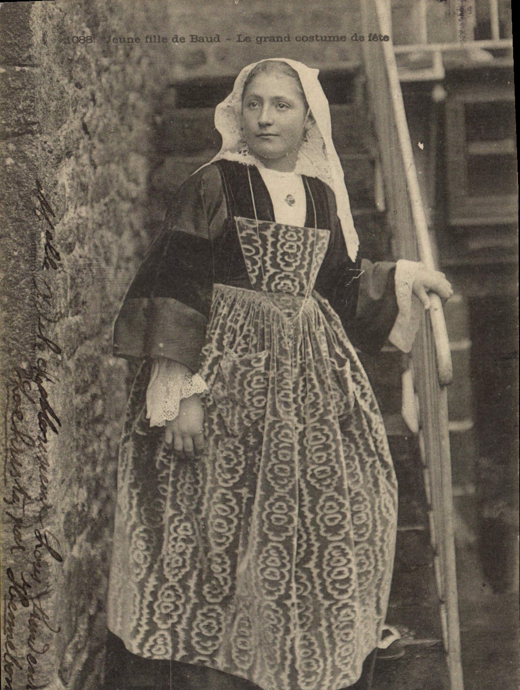 CPA Folklore Jeune fille de Baud Le grand costume de fete