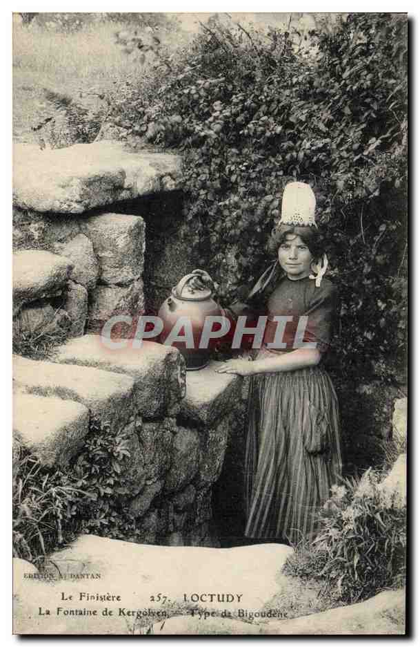 CPA Folklore Loctudy La fontaine de Kergolven Type de Bigoudene