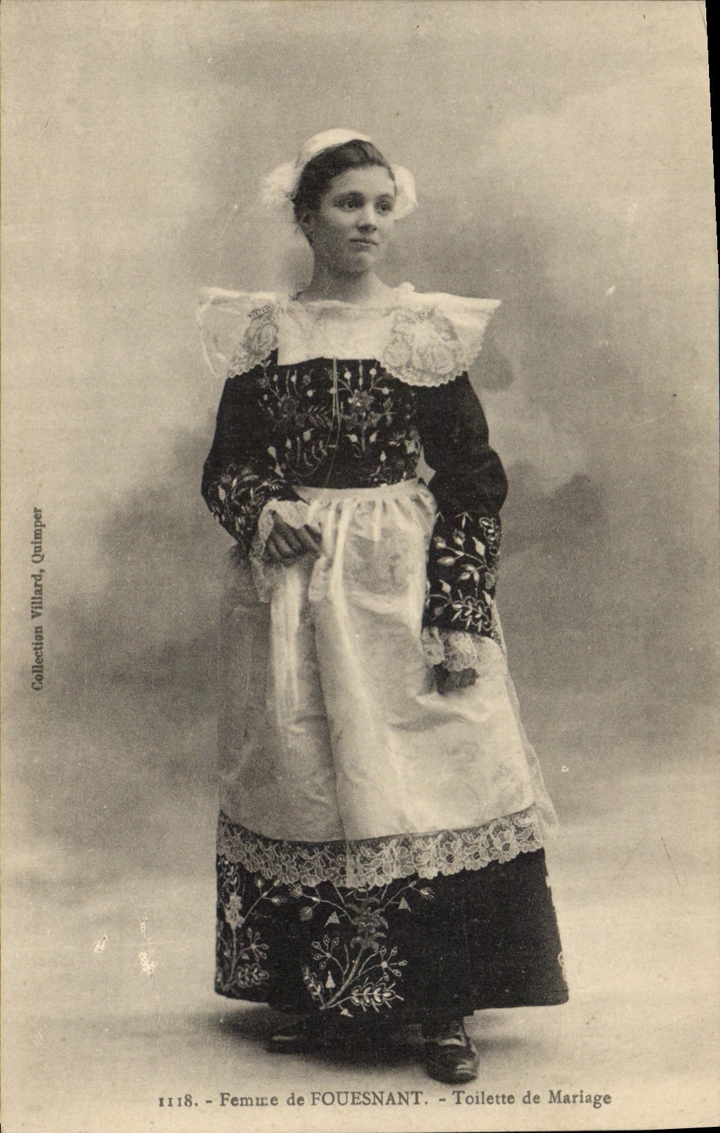 CPA Folklore Femme de Fouesnant Toilette de mariage