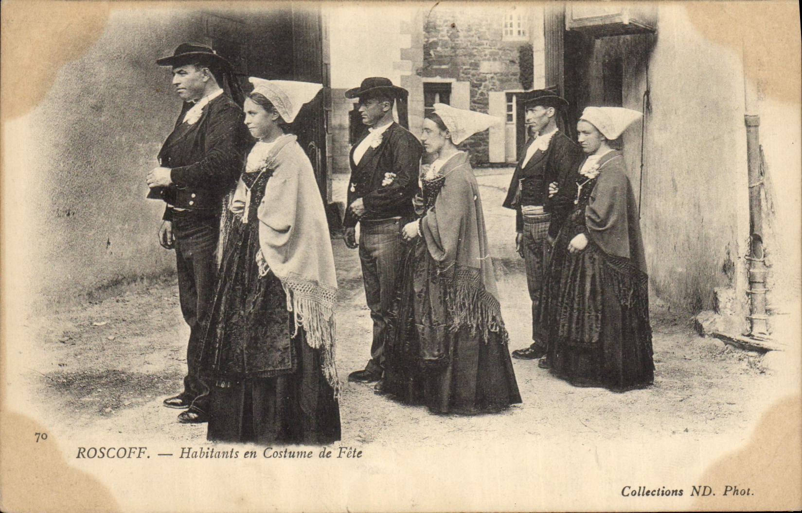 CPA Folklore Roscoff Habitants en costume de fete