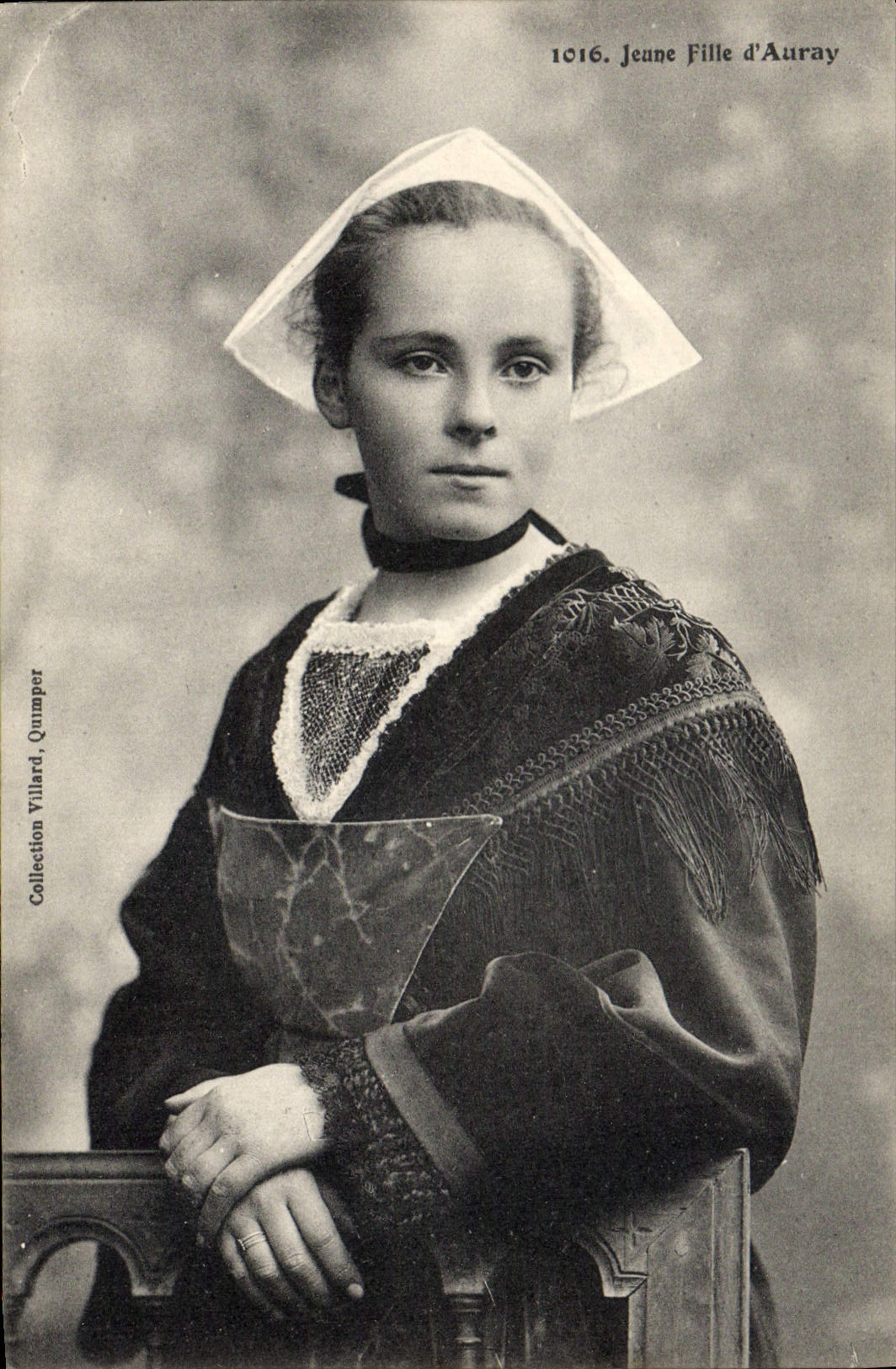 CPA Folklore Jeune fille d'Auray