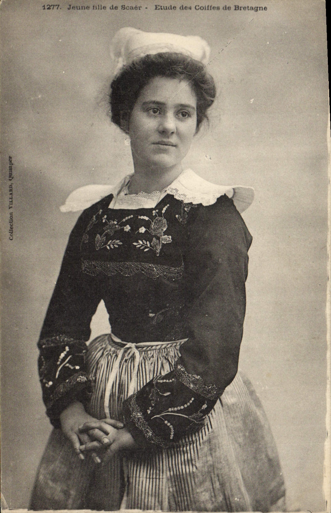 CPA Folklore Jeune fille de Scaer 