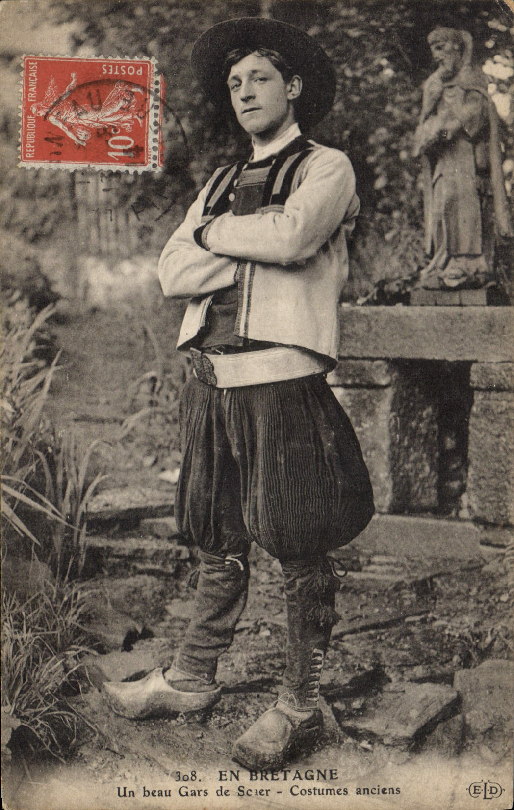 CPA Folklore Un beau gas de Scaer Costumes anciens