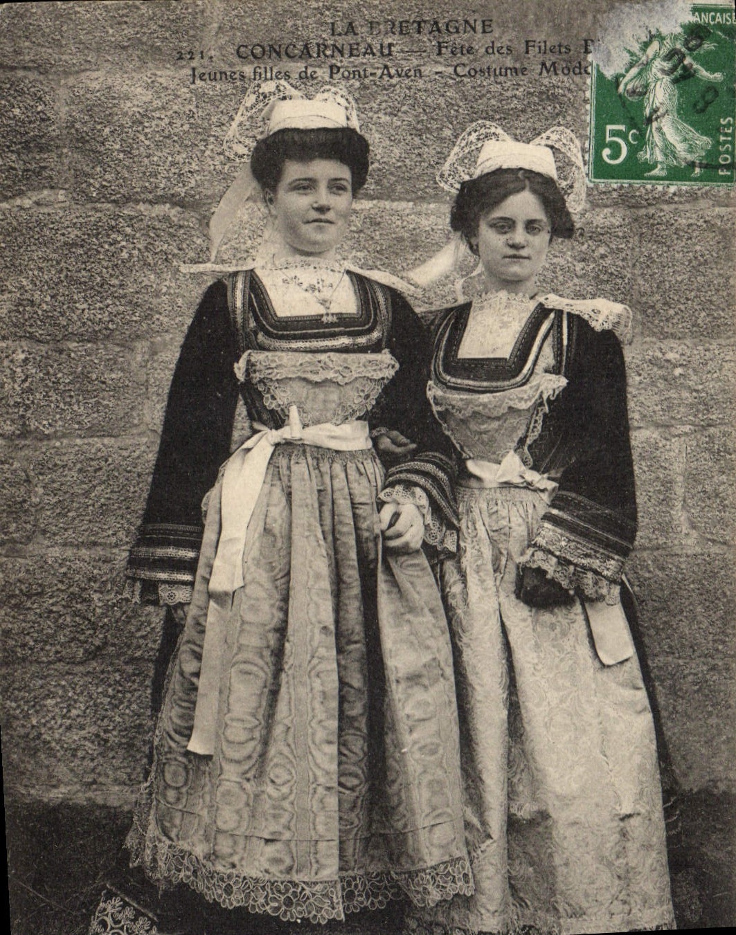 CPA Folklore Concarneau Fete des Filets Jeunes filles de Pont Aven