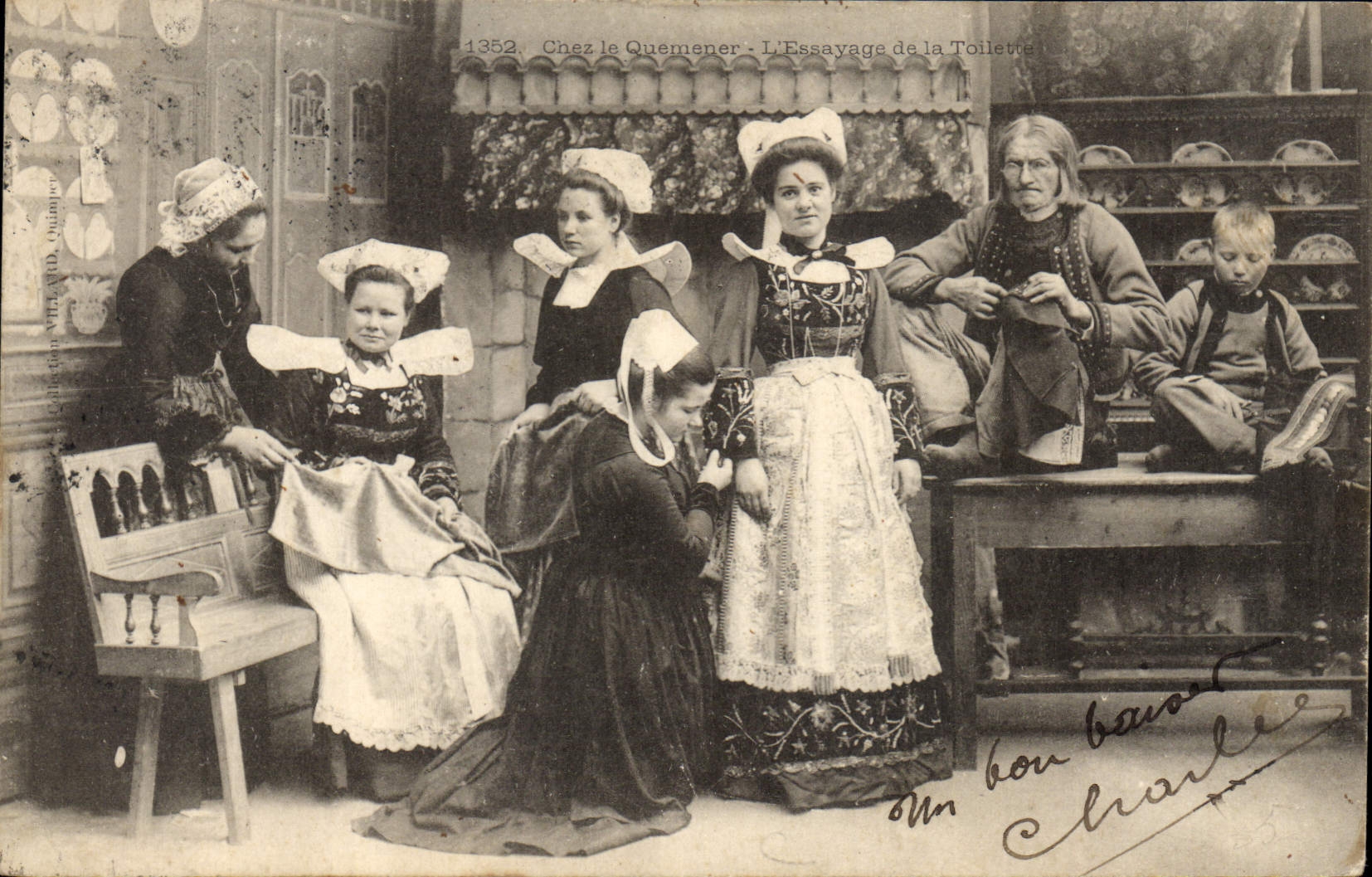CPA Folklore Chez le Quemeneur L'essayage de la toilette