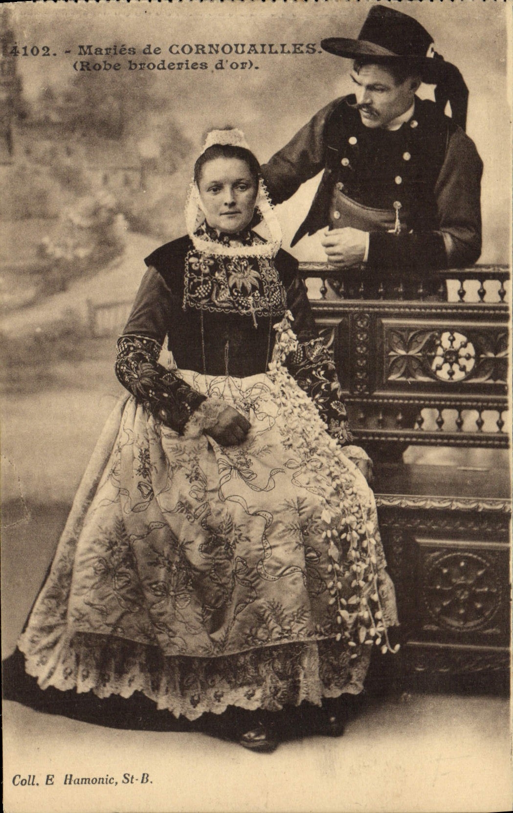 CPA Folklore Maries de Cornouailles Robe broderies d'or Mariage