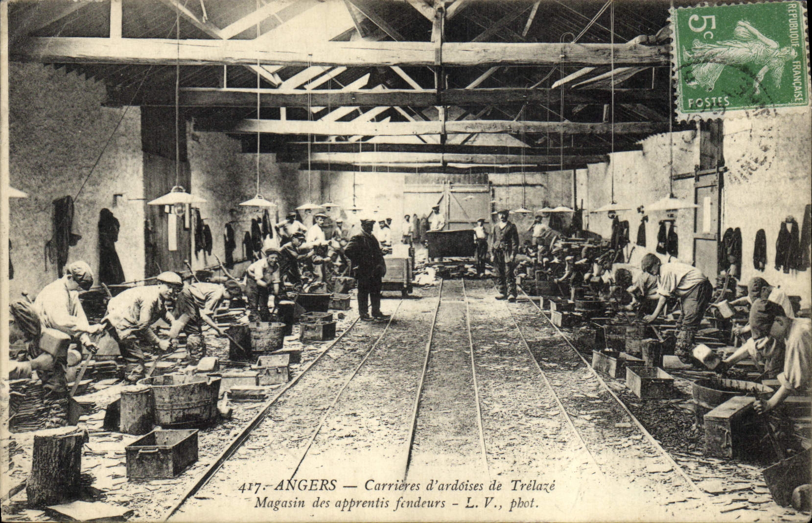 CPA Ardoisieres Angers Carrieres d'ardoises de Trelaze Magasin des apprentis fendeurs TOP