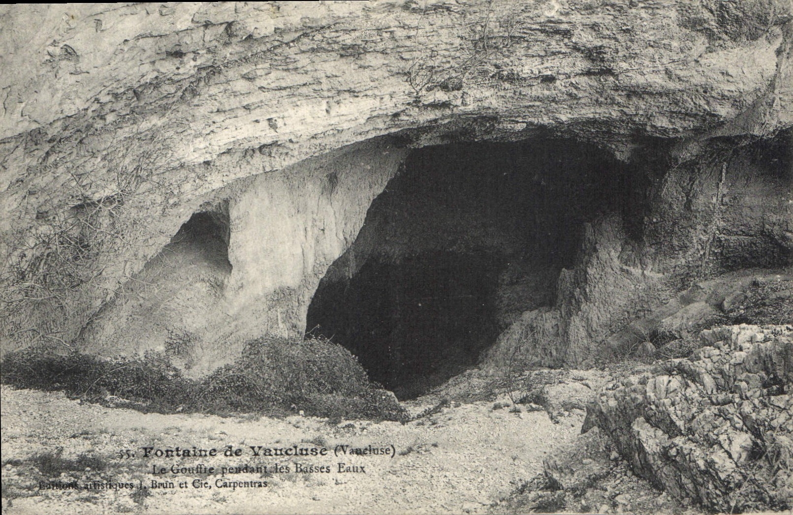 Fontaine de Vaucluse (Vaucluse) — Le Gouffre pendant les Basses Eaux — Éditions artistiques J. Bruin et Cie, Carpentras
