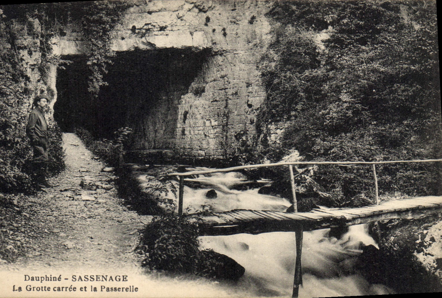 Dauphiné - Sassenage — La Grotte carrée et la Passerelle