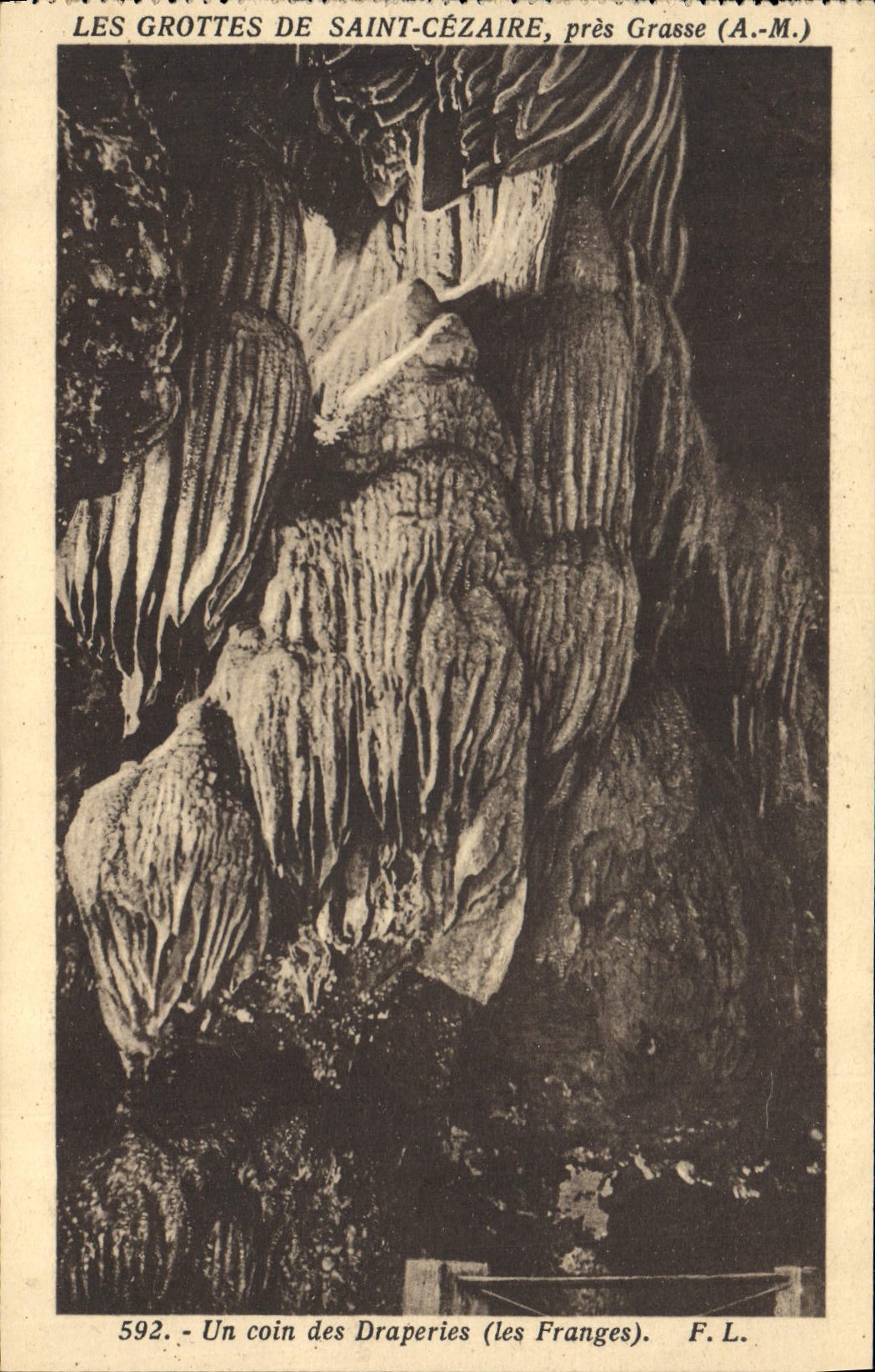 Les Grottes de Saint-Cézaire, près Grasse (A.-M.) — Un coin des Draperies (les Franges) — F.L. n°592