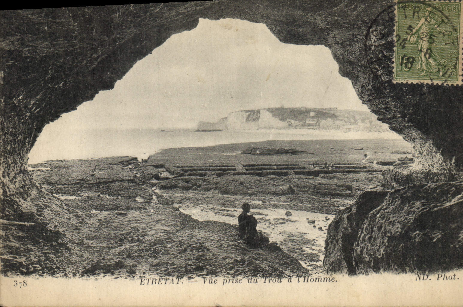 CPA Grotte Grottes Etretat Vue prise du trou a l'homme