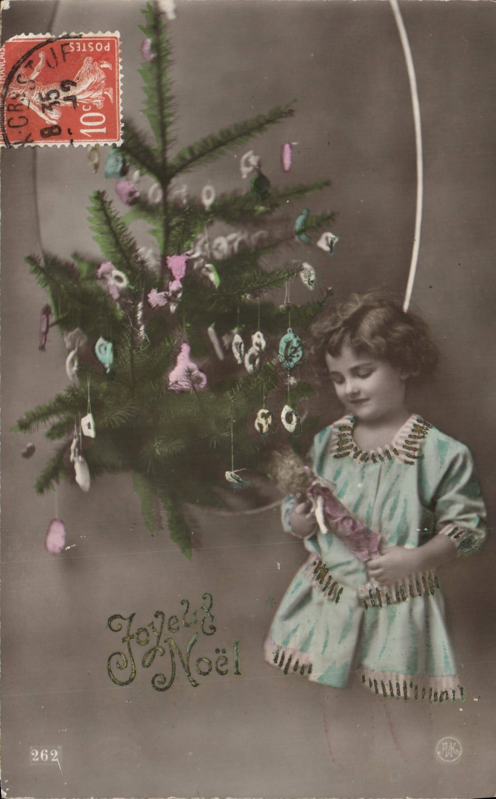 Mädchen, das nahe einem Weihnachtsbaum spielt — Verlag J.M. n°262