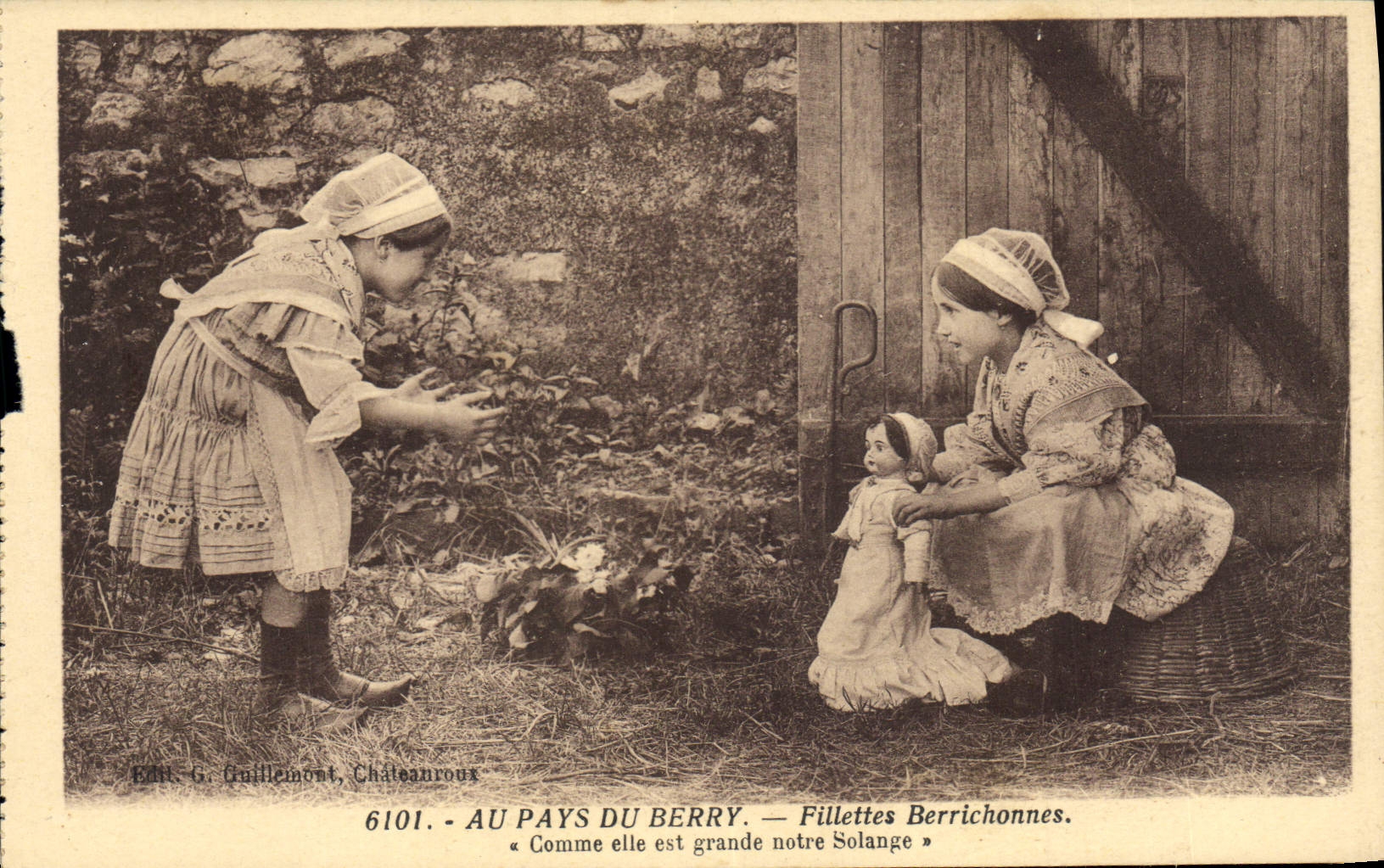 CPA Fantaisie Enfant Poupee Au Pays du Berry Fillettes Berrichonnes 
