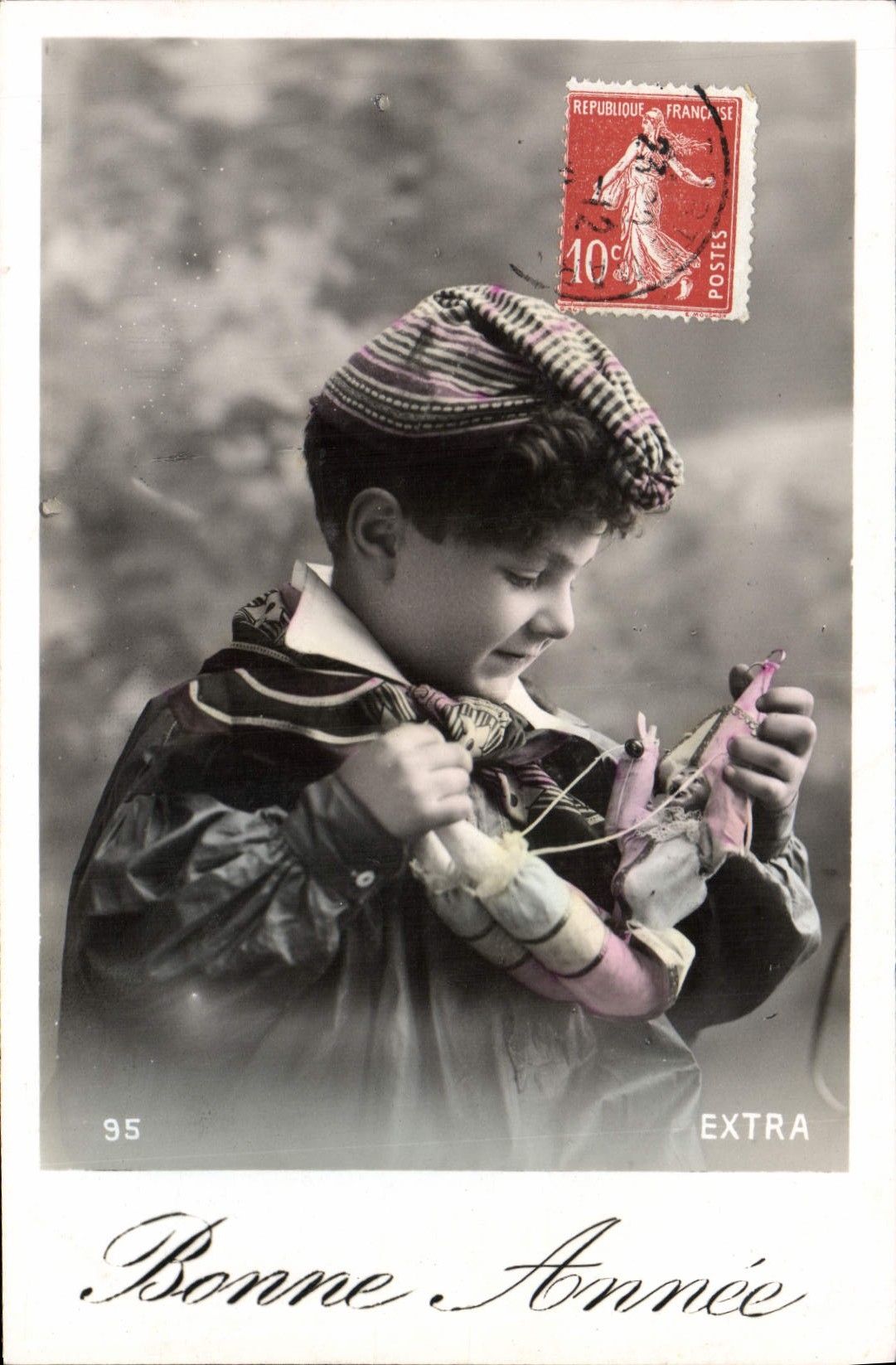 Enfant jouant avec une poupée — édition EXTRA, n°95 — République Française