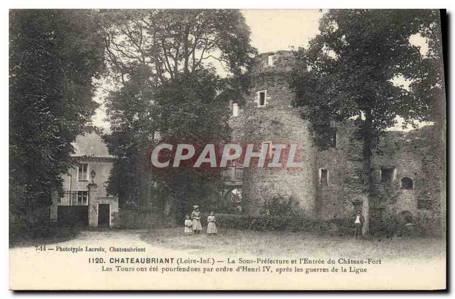 CPA Chateaubriant La Sous Prefecture et l'entree du chateau fort  