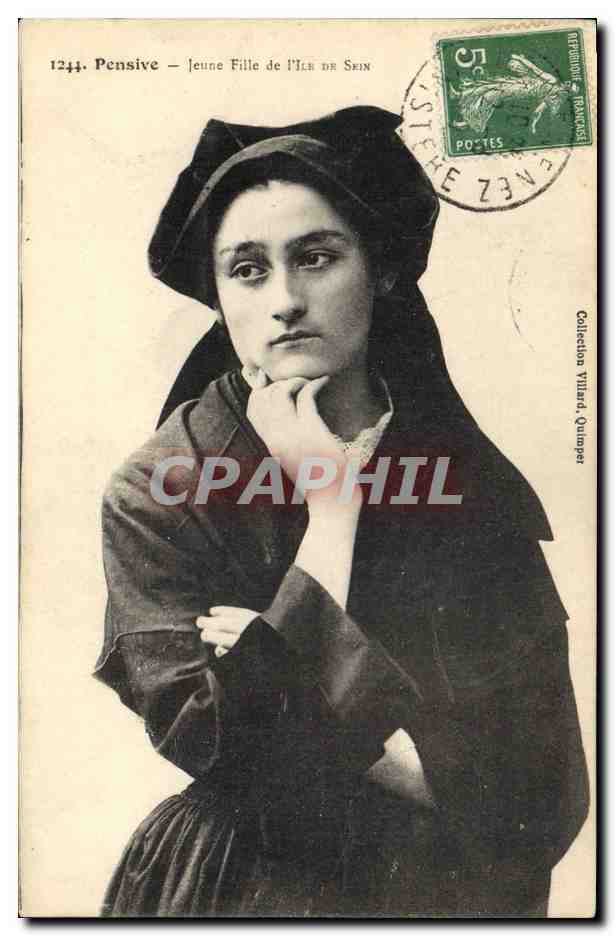 CPA Folklore Pensive Jeune fille de L'Ile de Sein 