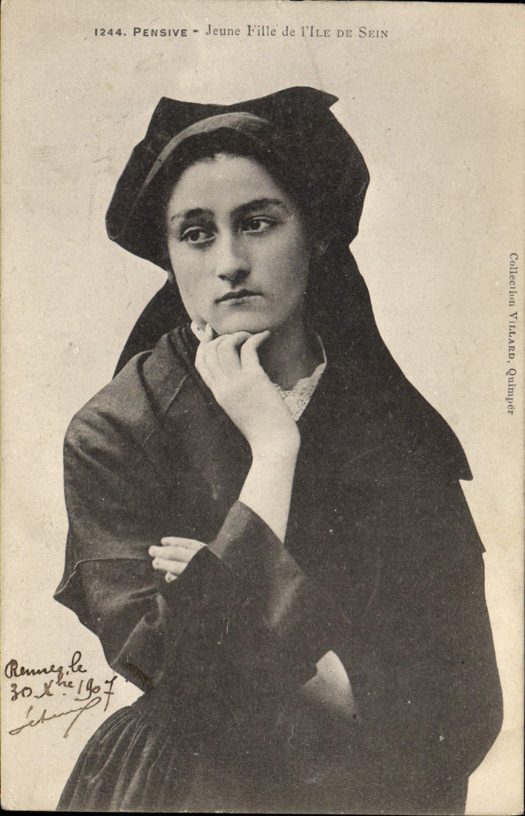 CPA Folklore Pensive Jeune fille de L'Ile de Sein 