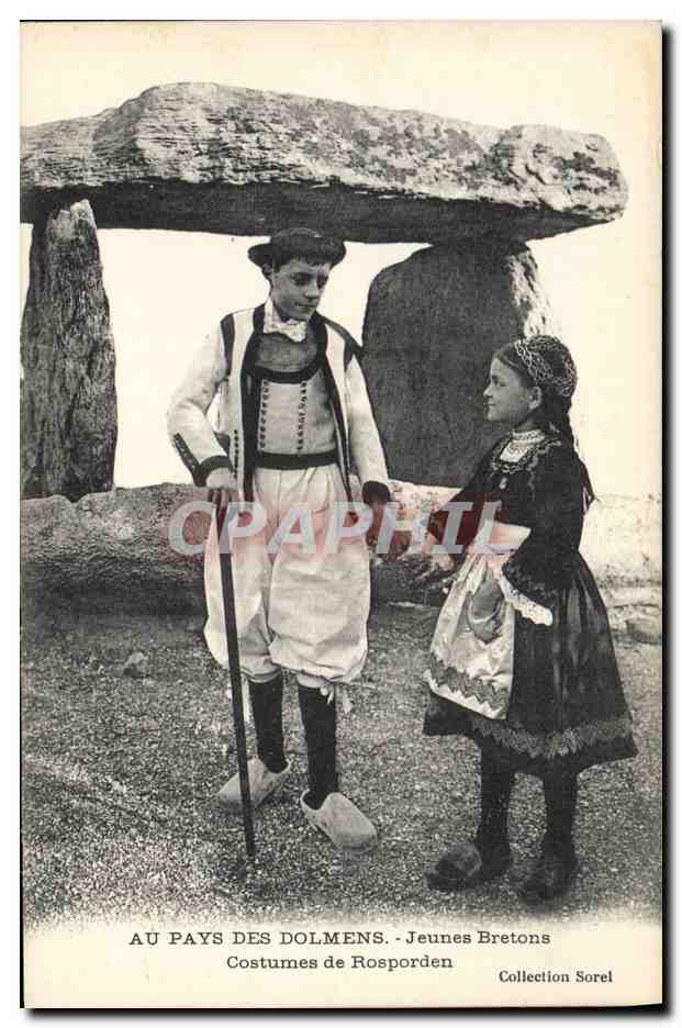 CPA Folklore Au pays des Dolmens Jeunes bretons Costumes de Rosporden 