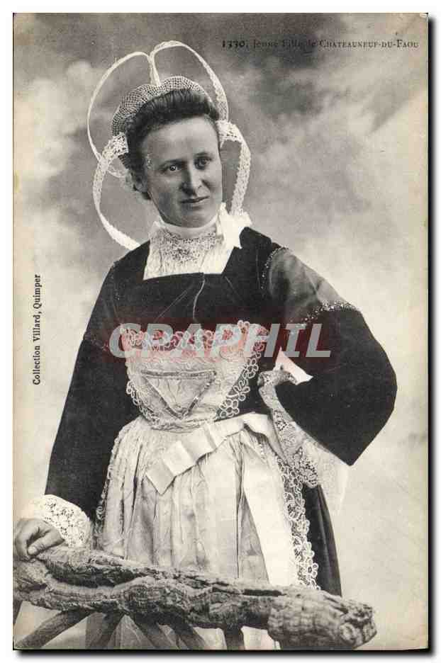 CPA Folklore Jeune fille de Chateauneuf le Faou 