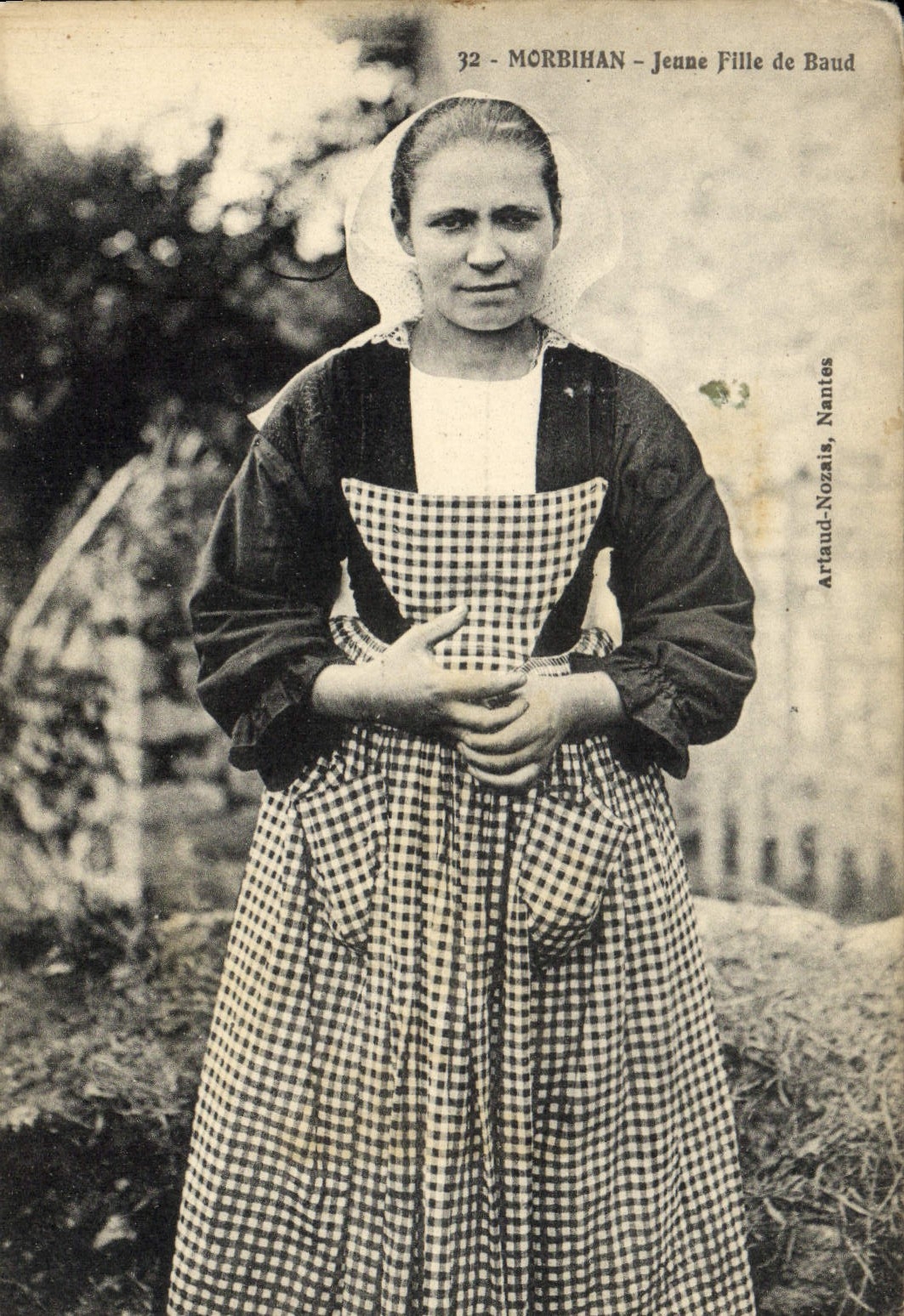 CPA Folklore Morbihan Jeune fille de Baud 