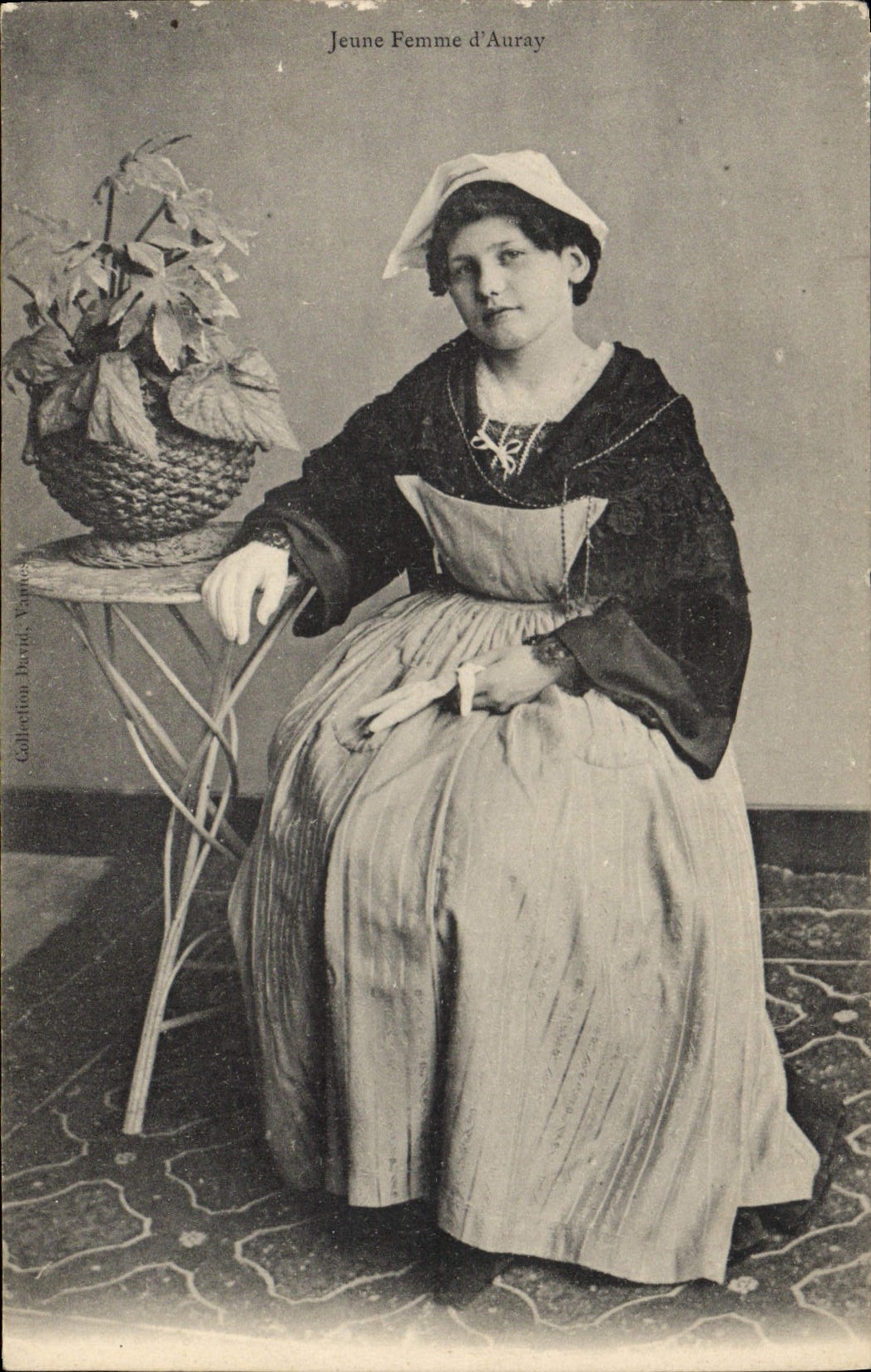 CPA Folklore Jeune femme d'Auray 