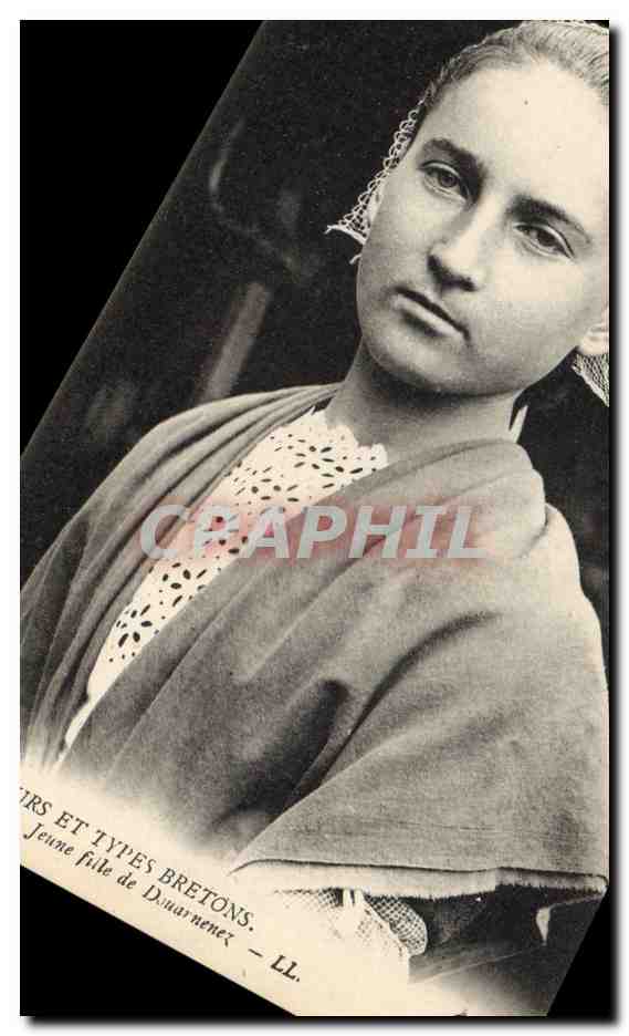 CPA Folklore Jeune fille de Douarnenez 