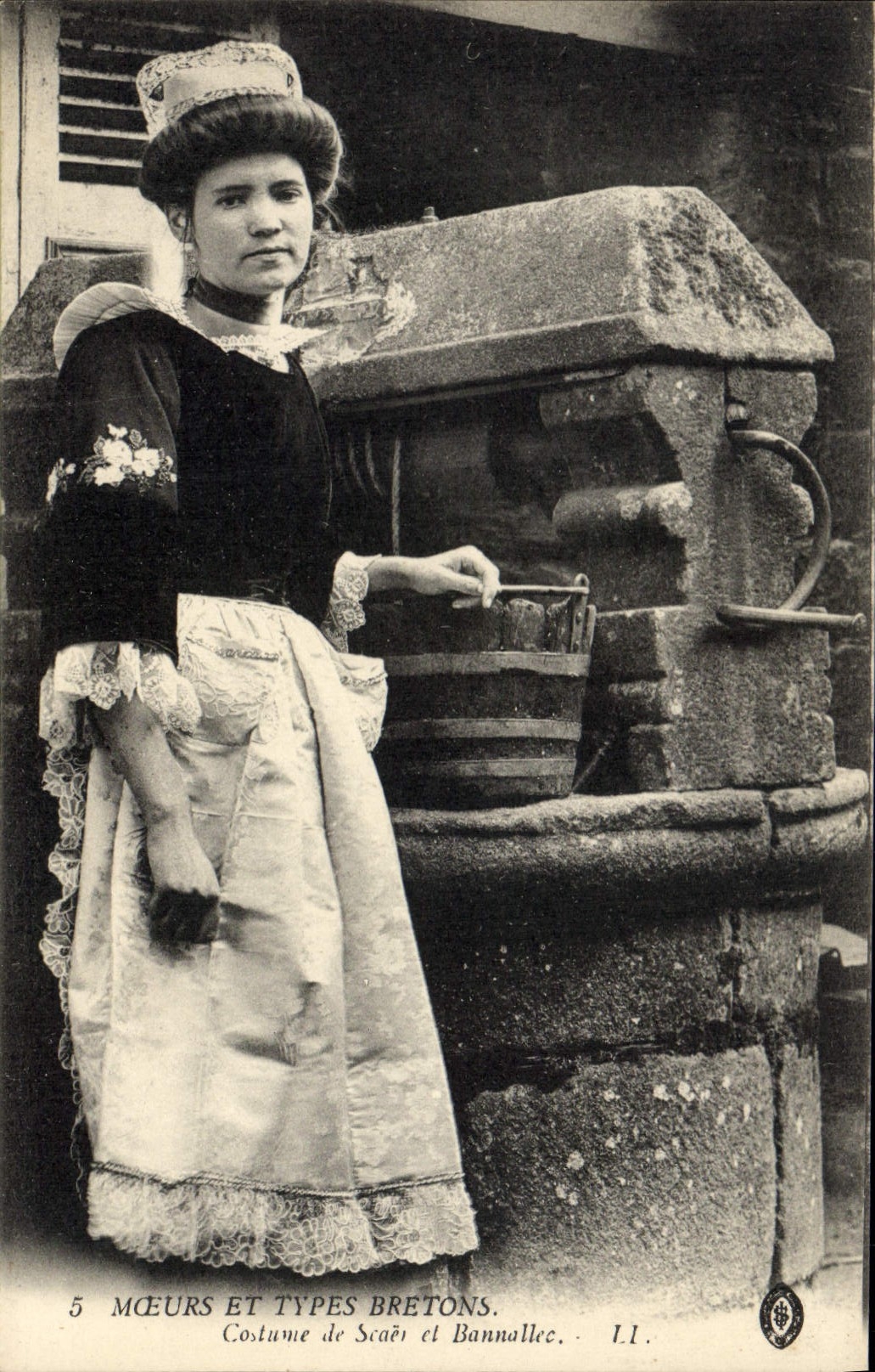 CPA Folklore Costume de Scaer et Bannallec 