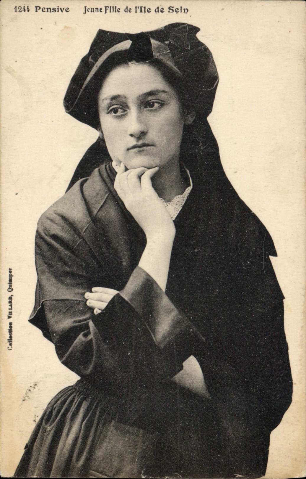 CPA Folklore Pensive Jeune fille de L'Ile de Sein 