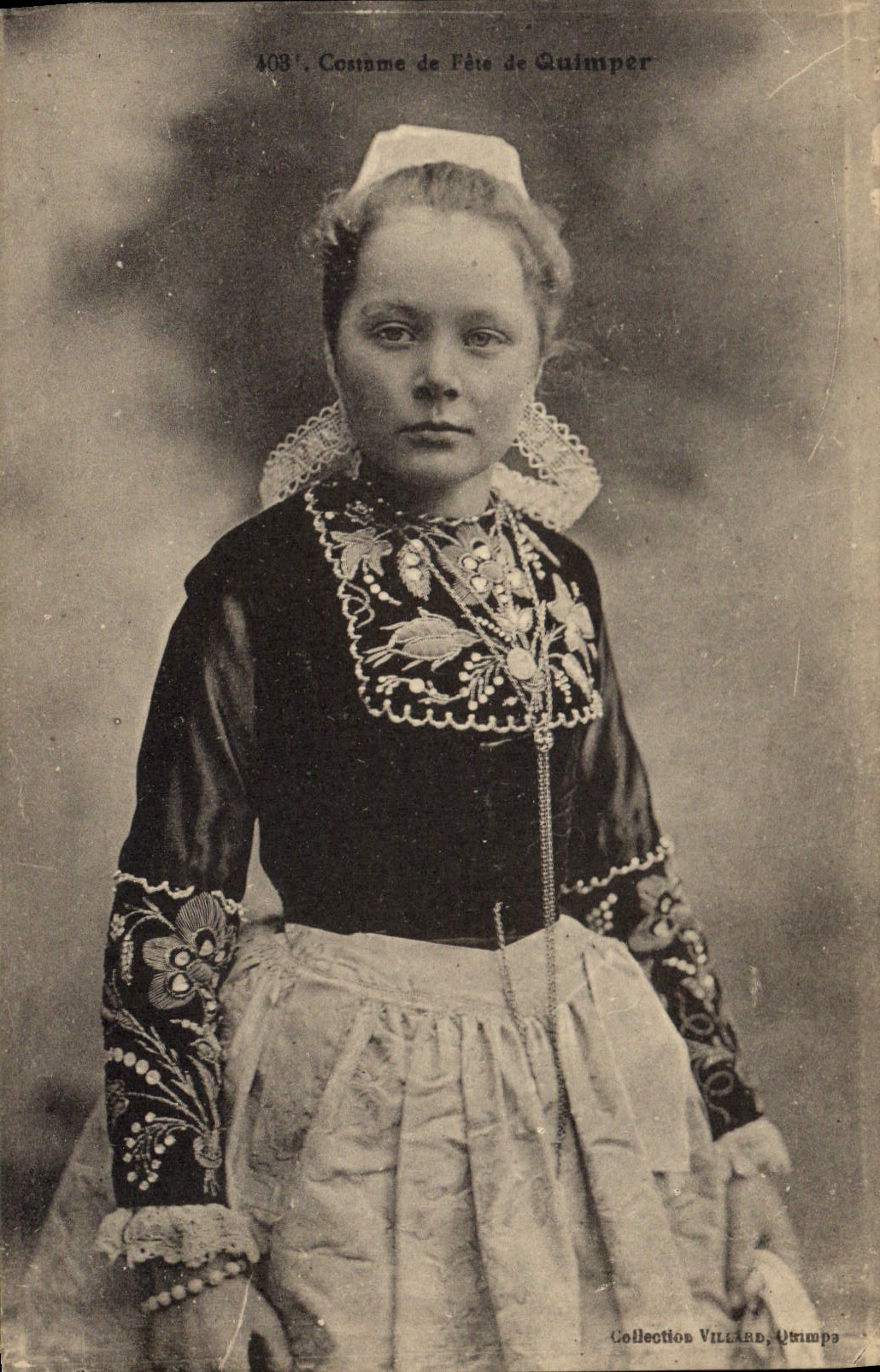 CPA Folklore Costume de fete de Quimper 