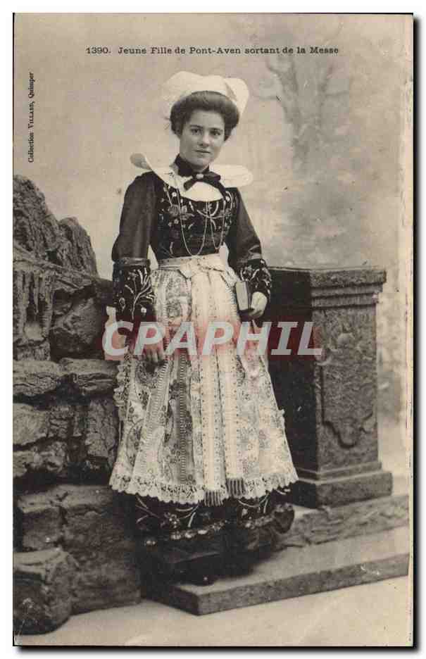 CPA Folklore Jeune fille de Pont Aven sortant de la messe 