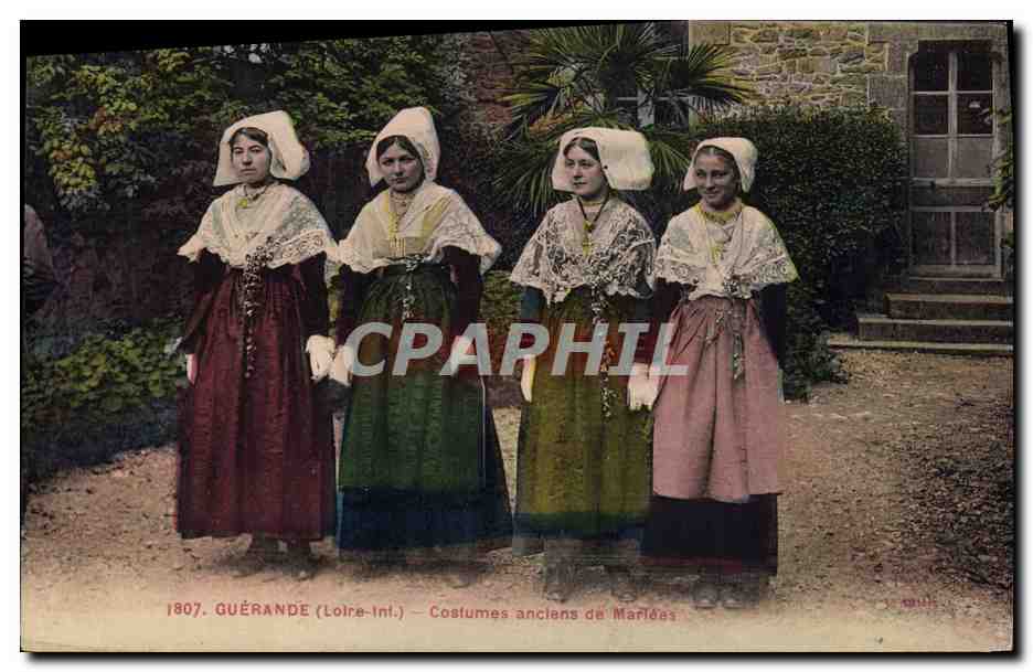 CPA Folklore Guerande Costumes anciens de mariees 