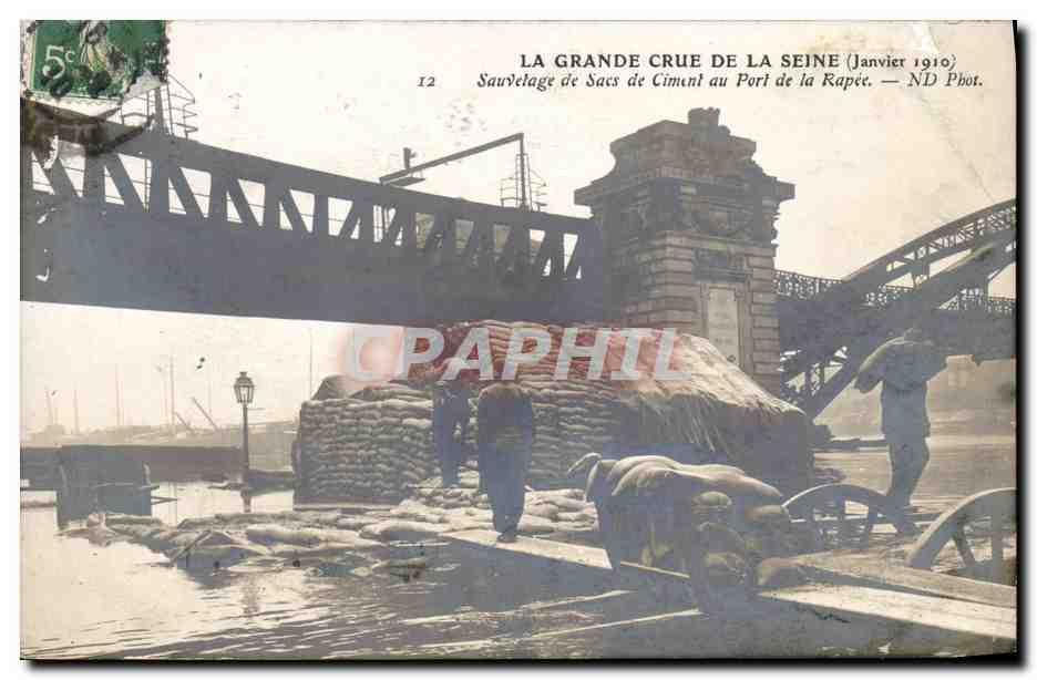 CPA La Grande Crue de la Seine Janvier 1910 Sauvetage de sacs de ciment au Port de la Rapee Paris