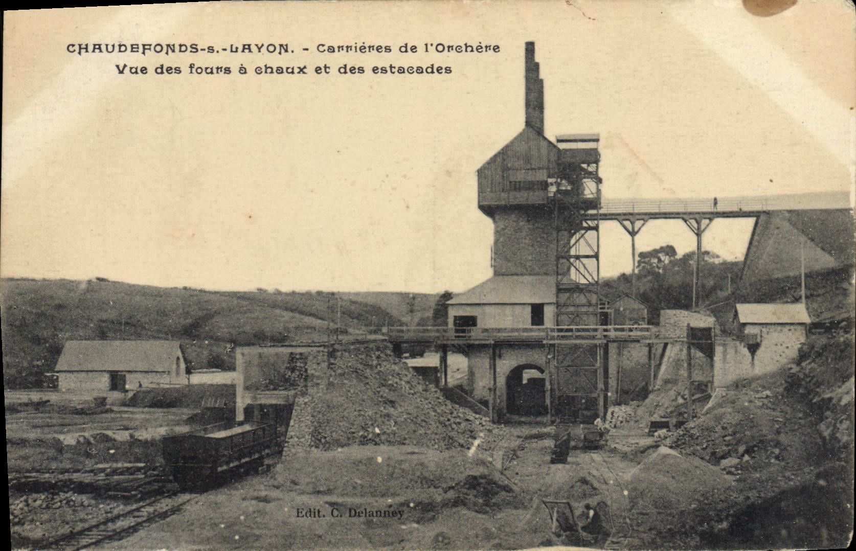 Chaudefonds-s-Layon — Carrières de l'Orchère — Vue des fours à chaux et des estacades — Edit. C. Delanney