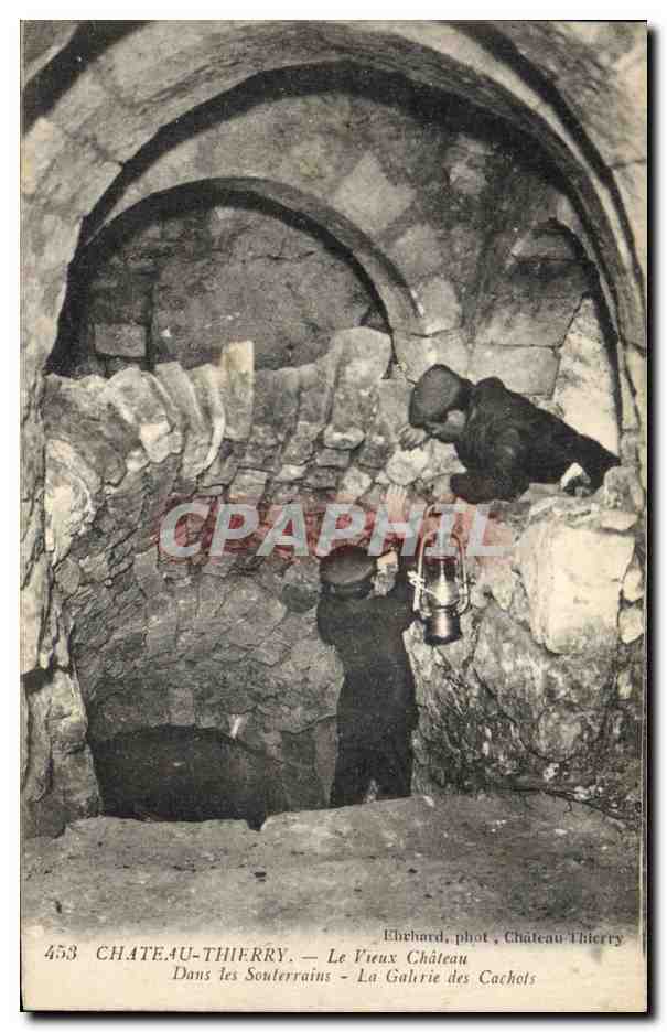 CPA Grotte Grottes Chateau Thierry Le vieux chateau Dans les souterrains La galerie des cachots 