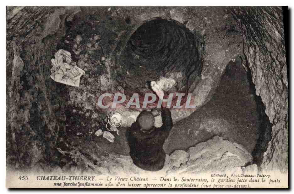 CPA Grotte Grottes Chateau Thierry Le vieux chateau Dans les souterrains le gardien jette dans le pu
