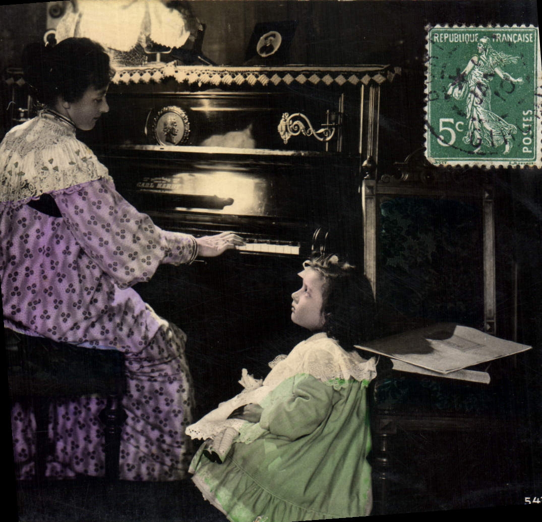 Femme enseignant une enfant à jouer du piano — carte postale colorisée — éditeur inconnu, n° 544