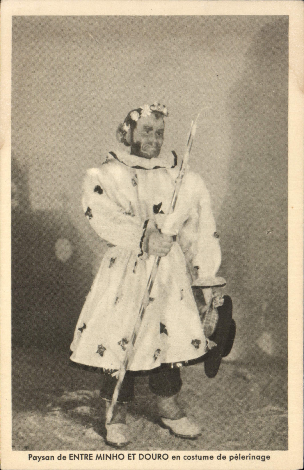 CPA Fantaisie Poupee Paysan de Entre Minho et Douro en costume de pelerinage 
