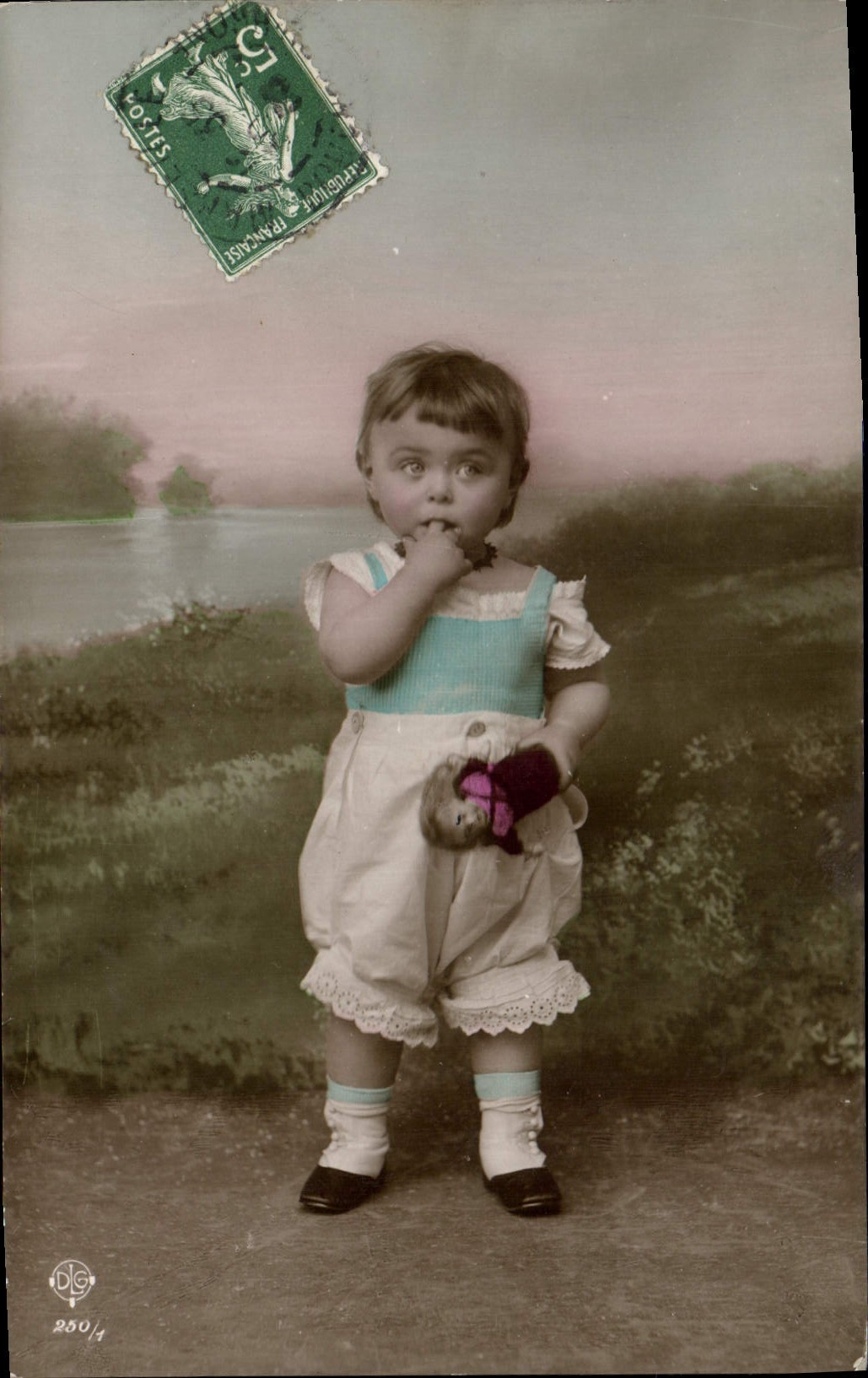 Petite fille avec poupée — paysage — DG, n° 250/4