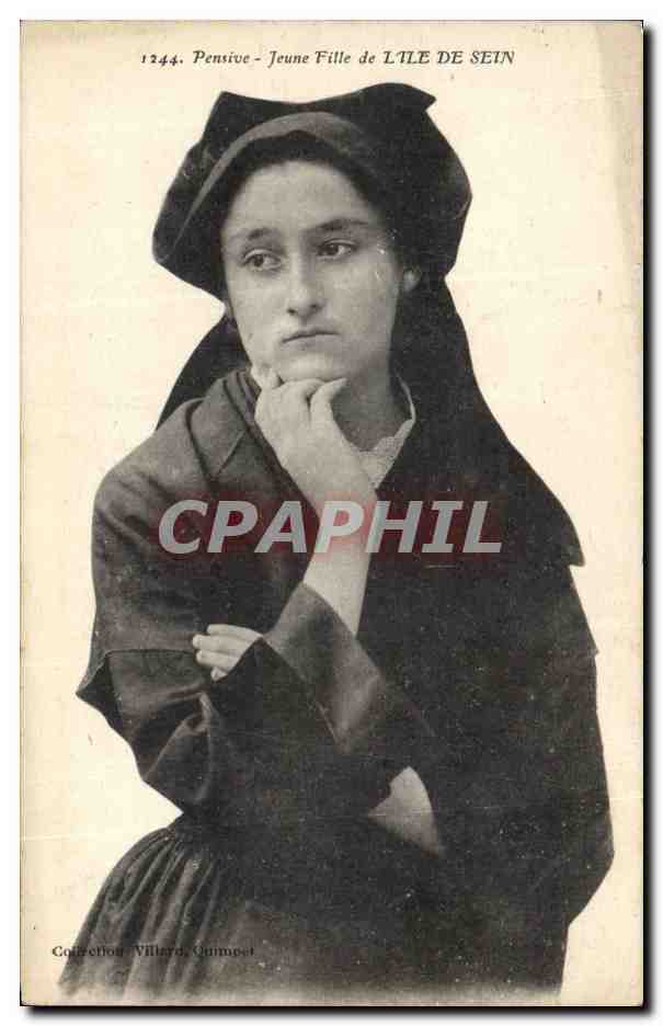 CPA Folklore Pensive Jeune fille de l'Ile de Sein 
