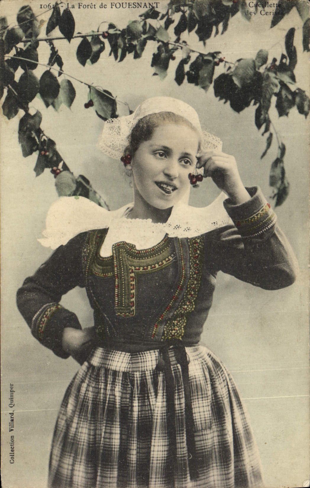 CPA Folklore La foret de Fouesnant Cerises
