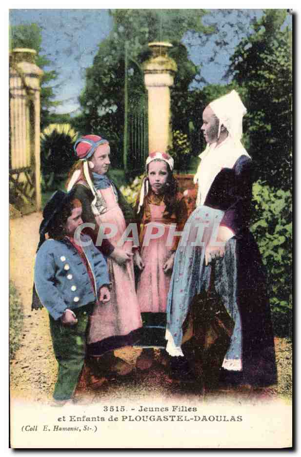 CPA Folklore Jeunes filles et enfants de Plougastel Daoulas 