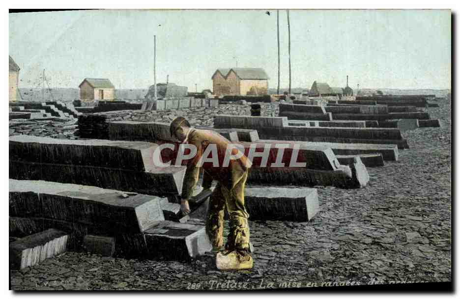 CPA Carrieres Trelaze La mise en rangees des ardoises