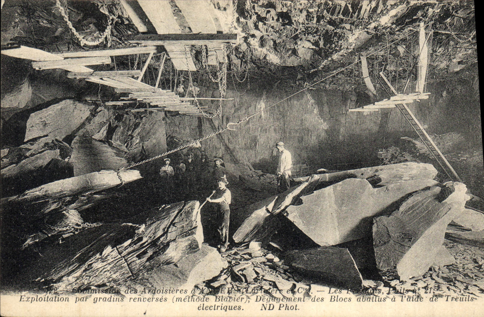 Les Fougères, Puits n°21 — Exploitation par gradins renversés (méthode Blavier) — Dégagement des blocs abattus à l'aide de treuils électriques — ND Phot.