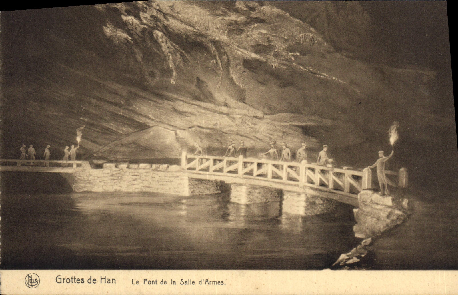 CPA Grotte Grottes de Han Le pont de la salle des armes  